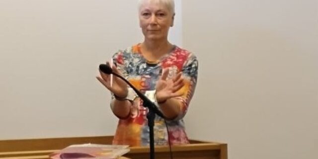 rizhskoj-domohozjajke-elene-krejle-prodlili-zakljuchenie-za-mirnye-installjacii-v-okne-kvartiry-caadf64