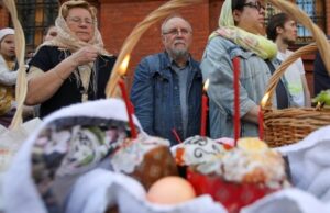 В этом году Пасху отмечают всем миром: московские храмы переполнены