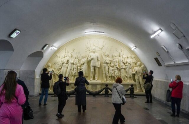 ideologicheskij-zhest-moskvichi-nachali-snimatsja-na-fone-stalina-v-metro-ebf55a0