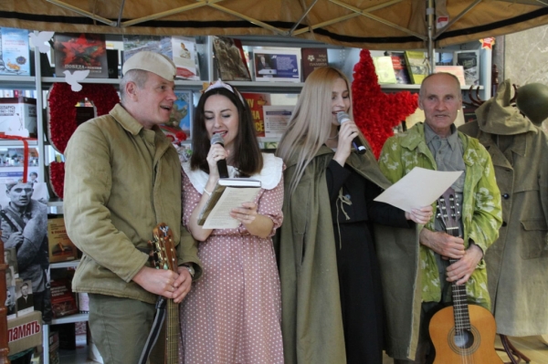 &laquo;Полевая библиотека&raquo;: тематическая инсталляция о Великой Отечественной войне с успехом проходит в Гродно