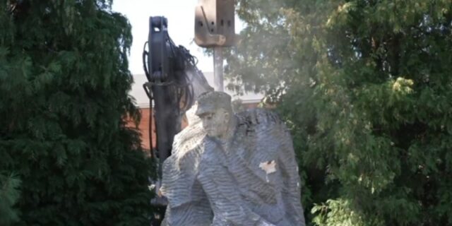 v-polshe-demontirovali-pamjatnik-polsko-sovetskomu-bratstvu-po-oruzhiju-a91bfe2