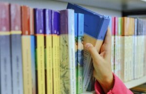 Киргизскому вузу подарили книги на русском языке