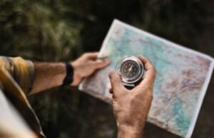 Как выбрать компас для туризма, ориентирования в лесу