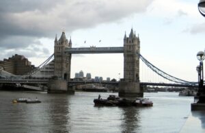 Власти Британии потратят миллионы на такси для мигрантов