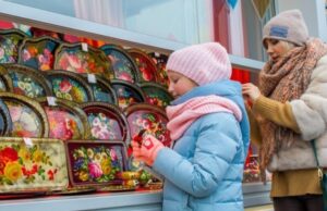 На благотворительной ярмарке в Иране представили изделия русских промыслов