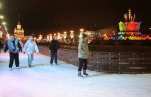 Крупнейший в столице каток расположился вокруг фонтанов «Дружба народов» и «Каменный цветок»