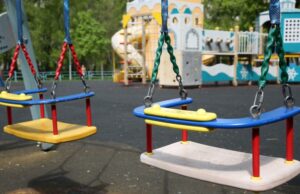 Названо время, которое родители проводят на детских площадках в Москве