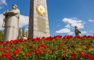 Россия призвала активнее защищать военные монументы в Европе