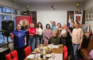 Мастер-класс по изготовлению новогодних украшений прошёл в Стамбуле