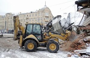 «Огромный спорткомплекс оказался самостроем»: как борются с незаконно возведенными объектами