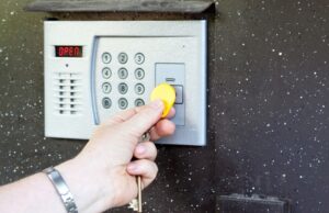Подъезды раскодируют: уходит в прошлое бесплатный доступ к домофонам
