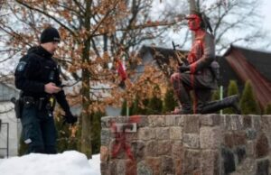 Три россиянина получили тюремные сроки за нападение на памятник «лесному брату» в Литве