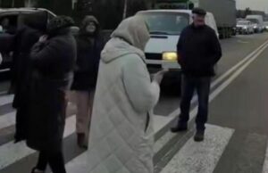 В Ужгороде жители выступили против мобилизации священника православной церкви.