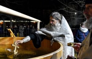 Иностранцы в России приняли участие в крещенских купаниях