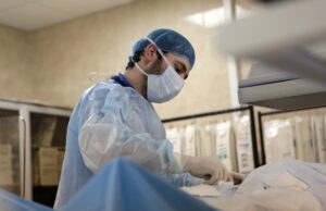 Четыре отрезанных пальца хирурги пришивали девять часов
