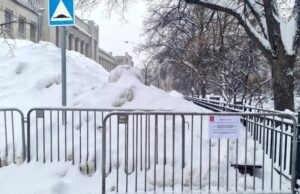 Горожане рассказали, как развлекаются в огромных сугробах