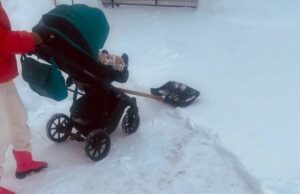 Мама может всё: жительница Бутово изобрела снегоходную коляску»
