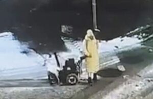 В Москве место обычных машин начали угонять снегоуборщики