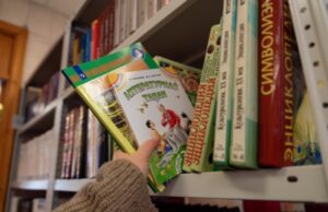 По одному носителю в России имеют два языка