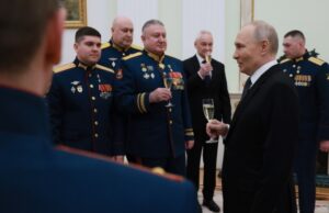 Владимир Путин вручил награды Героям России