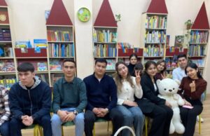 Иностранные студенты КазНУ посетили детскую библиотеку к 120-летию Агнии Барто