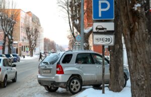 Шантаж, угрозы, вредительство: горожане бьются за парковочные места во дворах