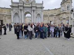 Для дипломатов и сотрудников Русского центра в Стамбуле провели экскурсию во дворец Долмабахче