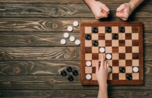 Как играть в шашки: правила игры, пошаговая инструкция для начинающих