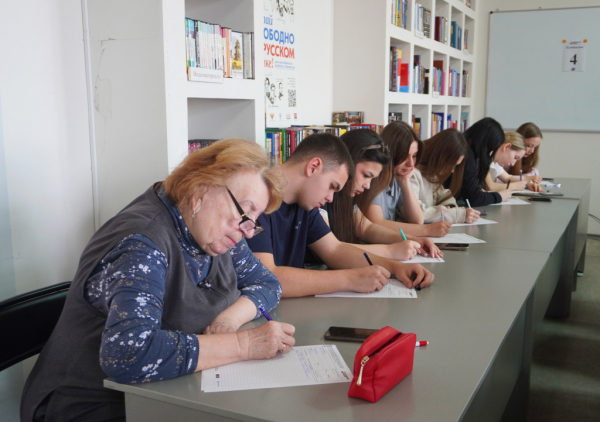 Донецкая библиотека стала площадкой &laquo;Тотального диктанта&raquo;