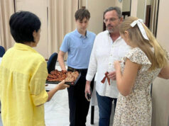 Волонтёры на Маврикии раздают георгиевские ленточки