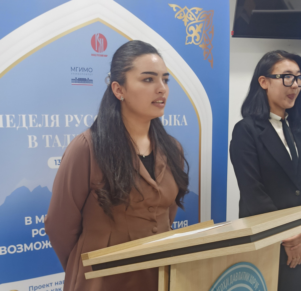 В Хороге провели поэтический вечер к Дню Победы и круглый стол о культурах России и Таджикистана