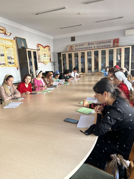 Викторину по произведениям Сергея Есенина провели в Душанбе 