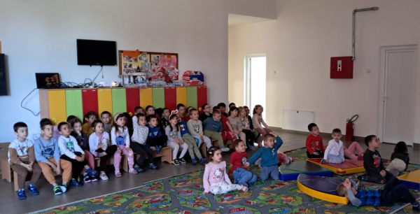 Смех, который объединяет: Маша и Медведь порадовали сербских малышей в Сефкерине