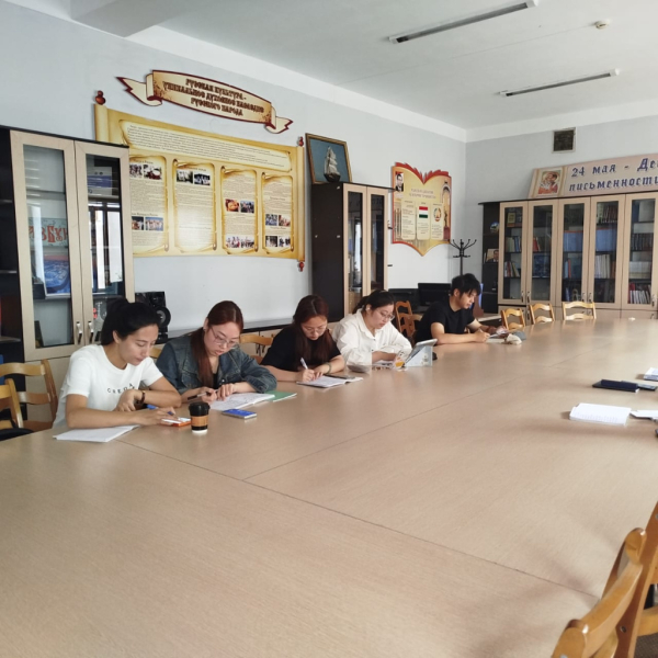 Студенты в Душанбе совершили виртуальную экскурсию по Москве