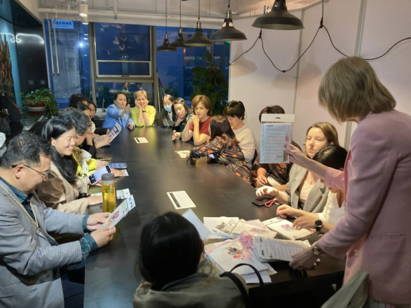 Мастер-классы по росписи керамики и русской вышивке провели в Пекине