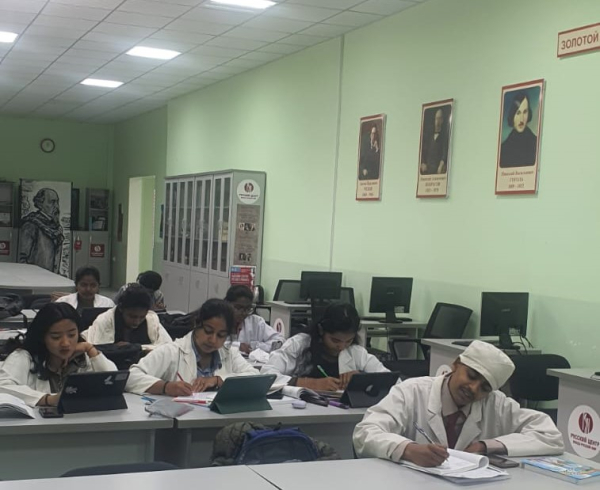 Студенты из Индии изучают русский язык в Русском центре Таджикского национального университета