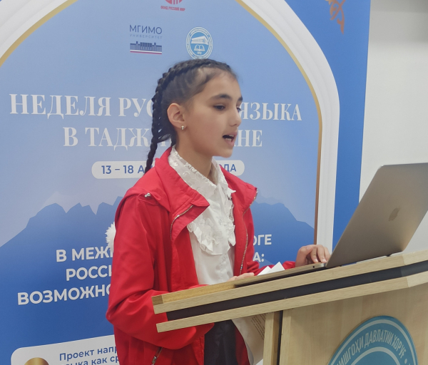 В Хороге провели поэтический вечер к Дню Победы и круглый стол о культурах России и Таджикистана