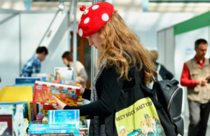 Посетители книжной ярмарки в Тунисе знакомятся с русской культурой