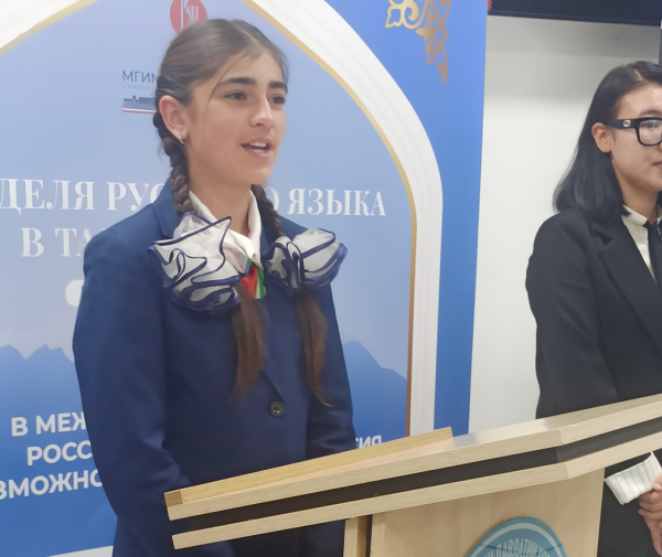 В Хороге провели поэтический вечер к Дню Победы и круглый стол о культурах России и Таджикистана