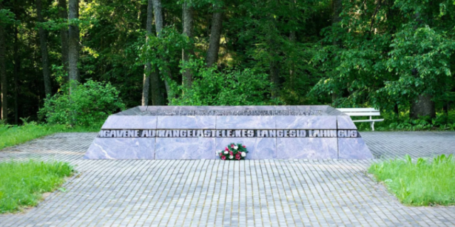 v-estonii-snesli-pamjatnik-na-bratskoj-mogile-sovetskih-voinov-v-derevne-jygeveste-020e676