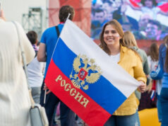 Египетская молодёжь провела флешмоб ко Дню государственного флага России