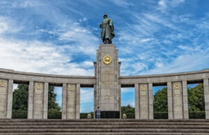 В берлинском Тиргартене почтили память советских воинов. освободивших мир от нацизма