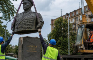 В Днепропетровске снесли памятник Герою Советского Союза Василию Маргелову
