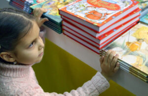 Дом русского зарубежья передал книги библиотеке Русского дома в Ханое