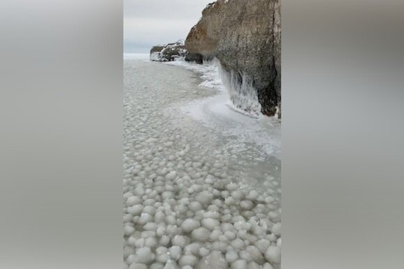 ozero-v-kanade-pokrylos-millionami-ledjanyh-sharov-iz-za-redkogo-pogodnogo-javlenija-3ab656b