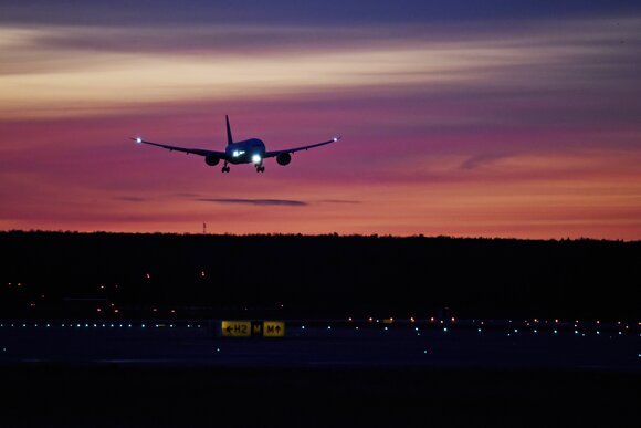 velikobritanija-otmenjaet-aviasoobshhenie-s-juar-posle-obnaruzhenija-novogo-shtamma-koronavirusa-d0ed375