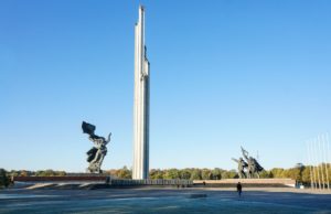 Вымещают злобу: в Латвии разрешили снос памятника советским воинам-освободителям