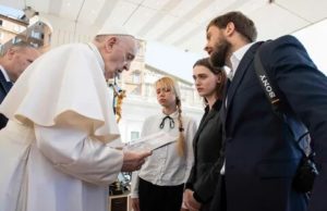 Папа Римский встретился с женами «Азова»