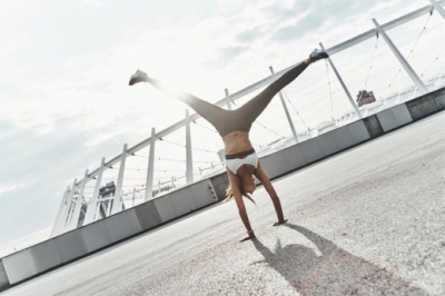 Как быстро научиться делать мостик стоя и из положения лежа в домашних условиях