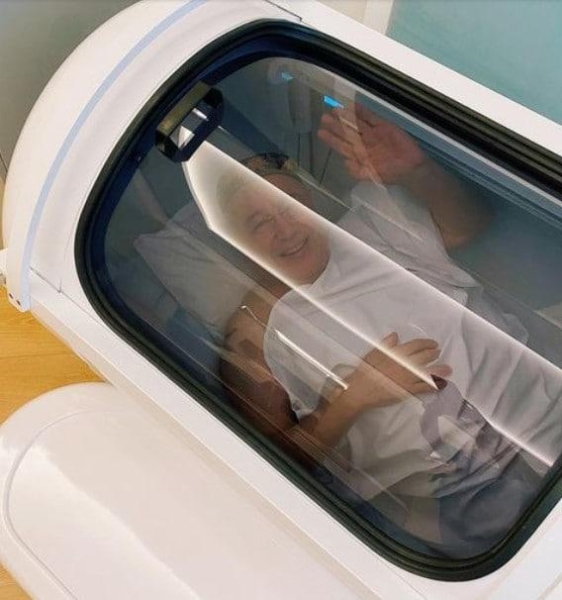 Петросян показал поклонникам, как проходит процедуру омолаживания в барокамере